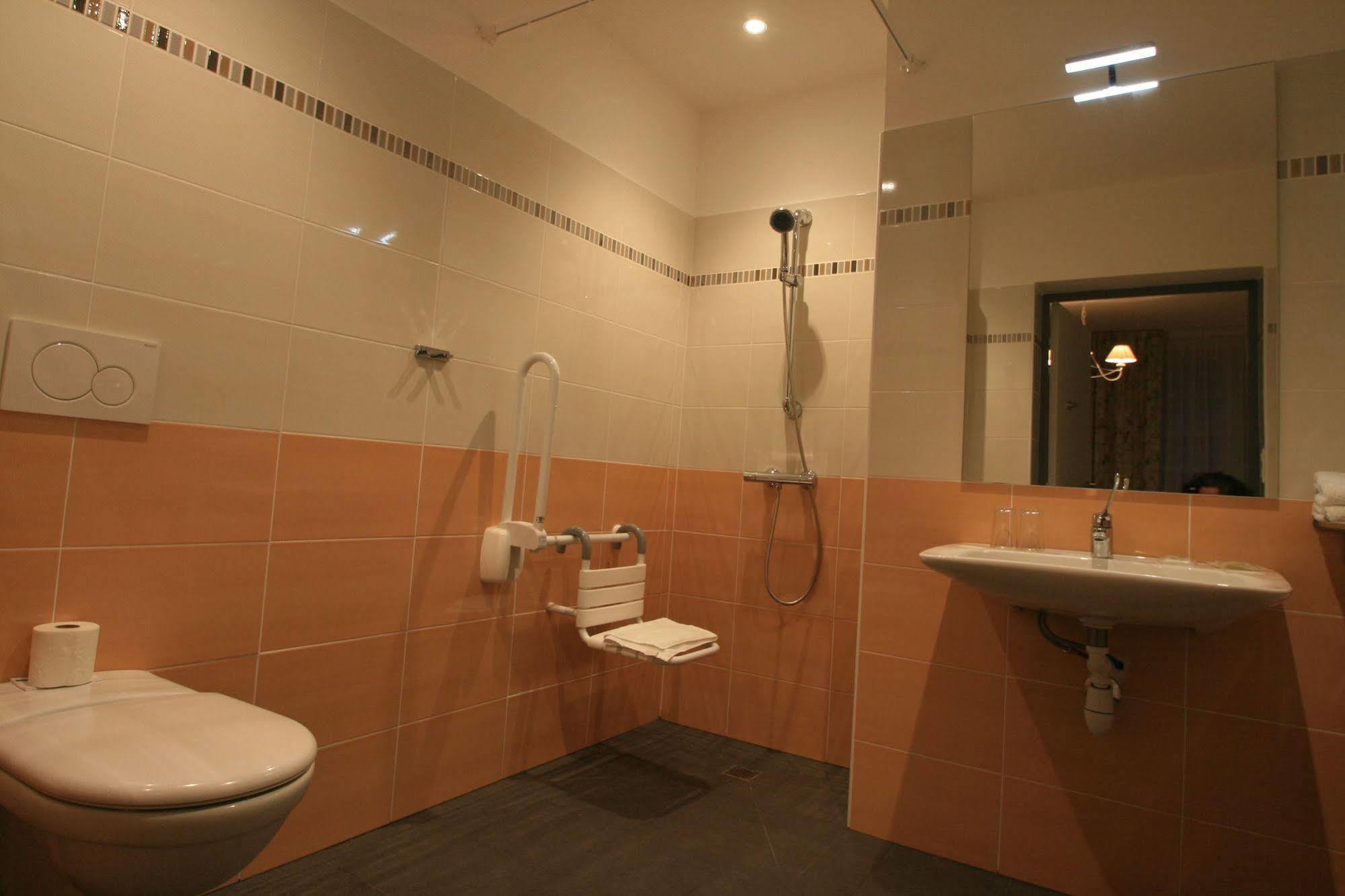 Auberge du Cabestan Hotel Restaurant Audierne Bagian luar foto